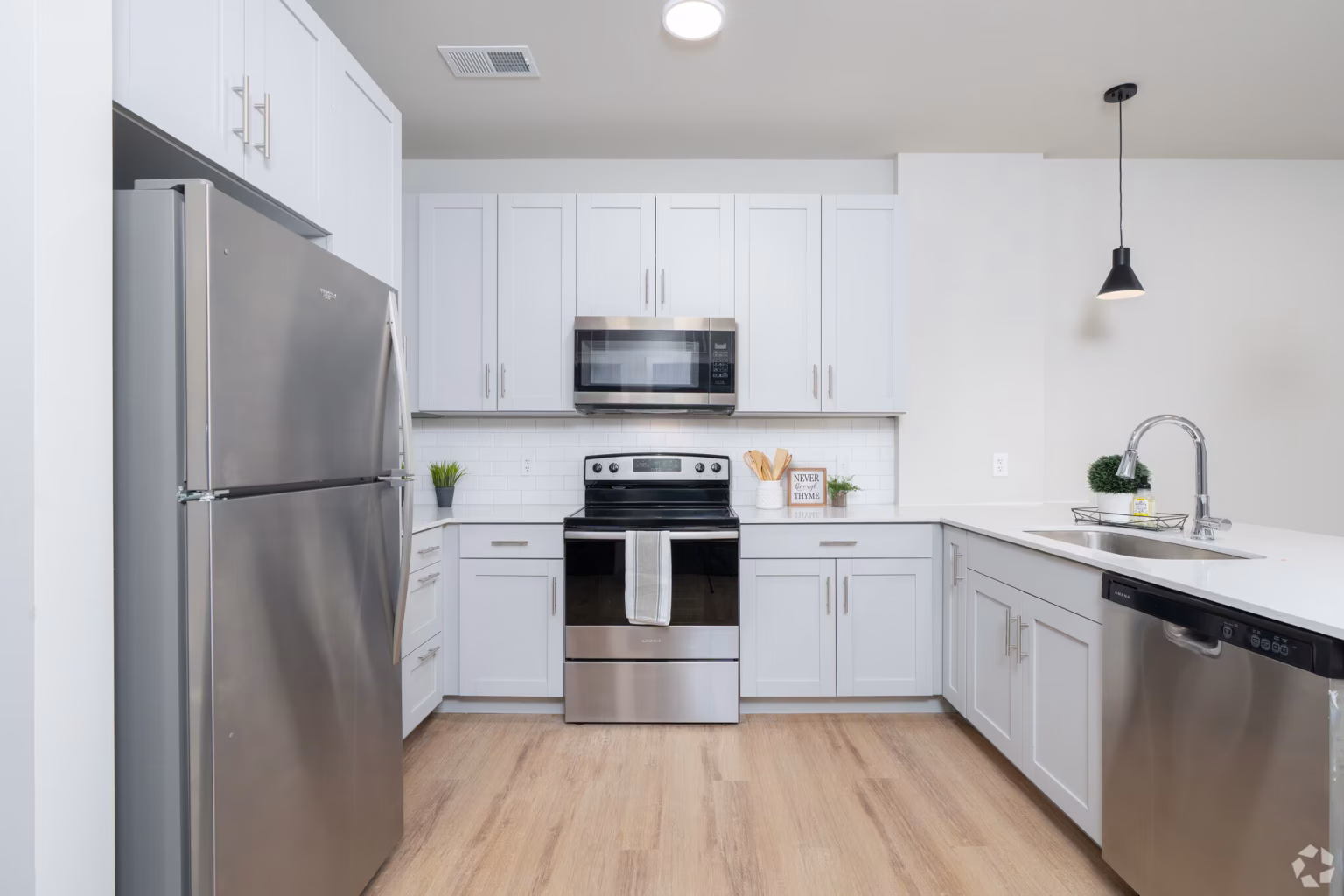 hearthstone-at-autumn-hollow-wentzville-mo-1br-1ba---700sf---kitchen (1)